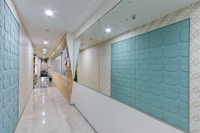 Design Transit办公室设计，采用白色与蓝灰色调结合