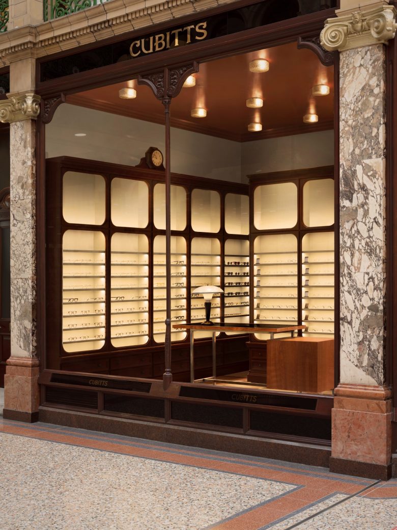 好家伙，妥妥的复古文艺眼镜店野生在逃代言人！