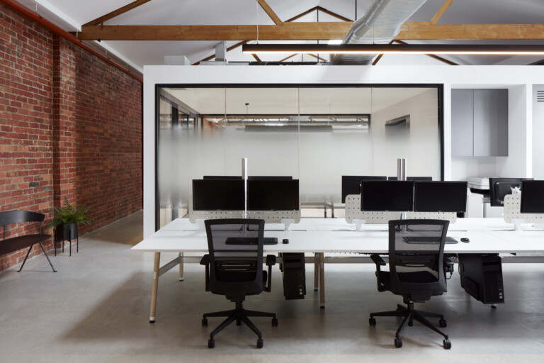 研究103办公室设计公司，应用破旧创库改造现代办公室