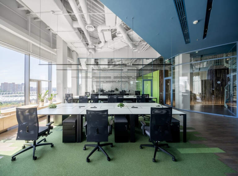 格莱美跨国公司办公室装修，使用环保材料和天然木材