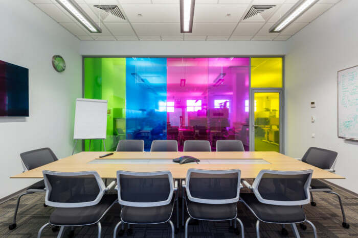 拓普康办公室装修改造，设计出暖通而简单的空间