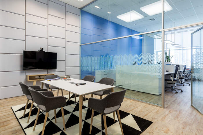 Fagerhult办公室装修设计，设计主题强调浅色木材和单色调