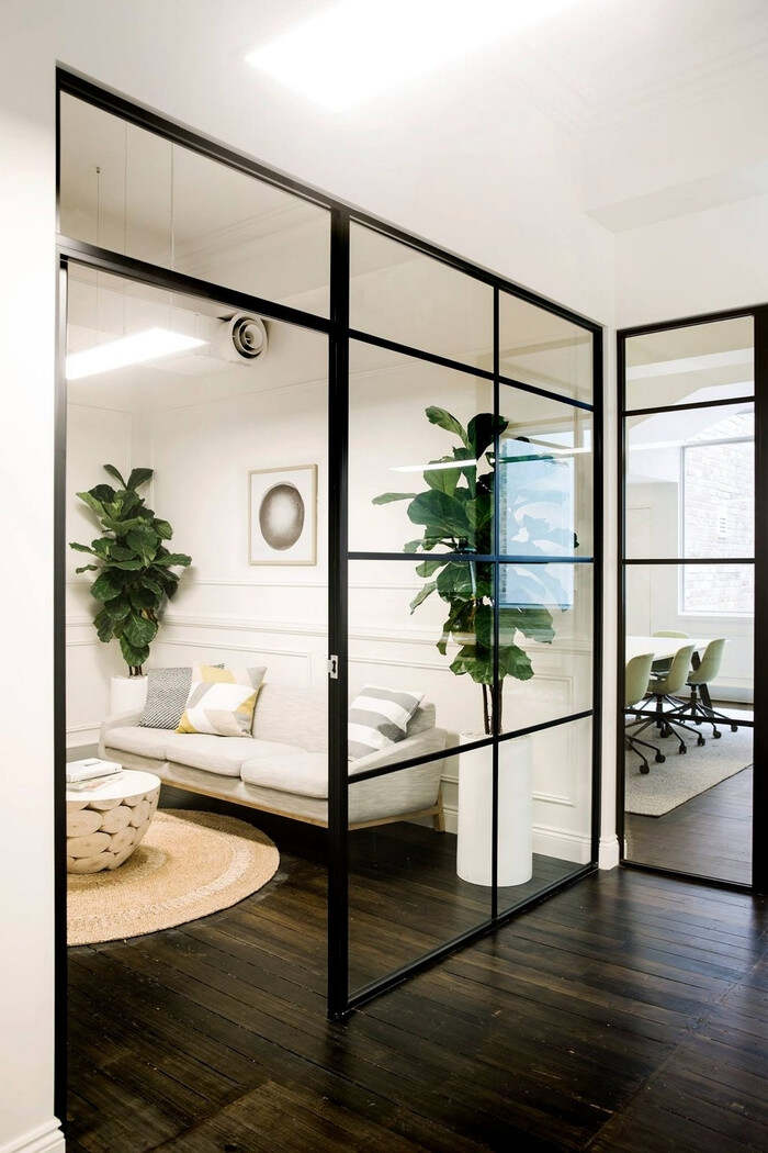 现代办公室设计出互动空间，有种透明而流动的感觉