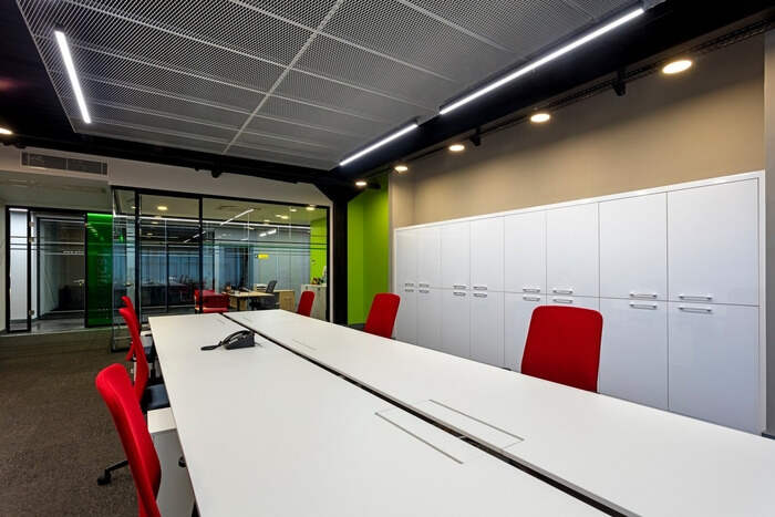 KST办公室装修设计项目，采用玻璃天花板装饰