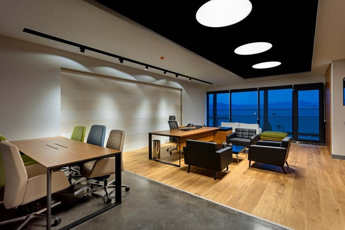 KST办公室装修设计项目，采用玻璃天花板装饰
