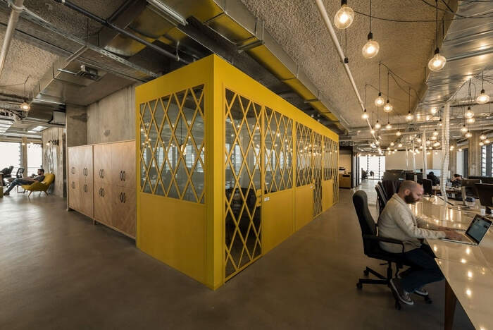 Fiverr办公室装修设计，采用木质材料创造独特环境