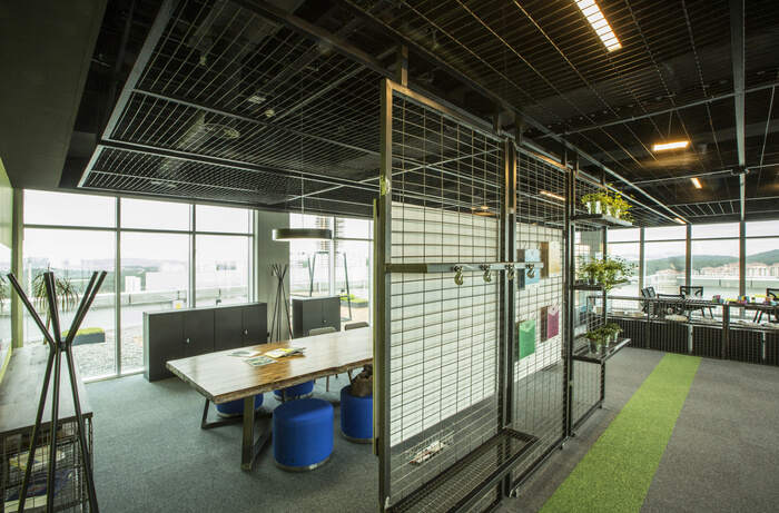 AvivaSA 数字车库办公室装修设计，以工业风突出丰富多彩的创意体验