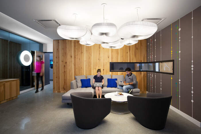 D&B云创新中心办公室装修项目，创造出工业和纹理的效果