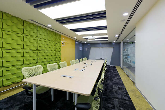 Design Transit办公室设计，采用白色与蓝灰色调结合