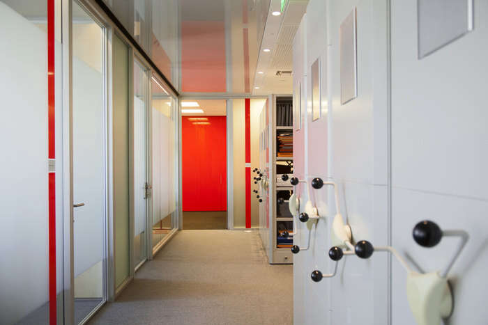 律师所办公室装修设计，使用现代高效材料和系统