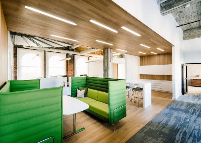 G2 保险公司办公室设计，采用开放式结构天花板