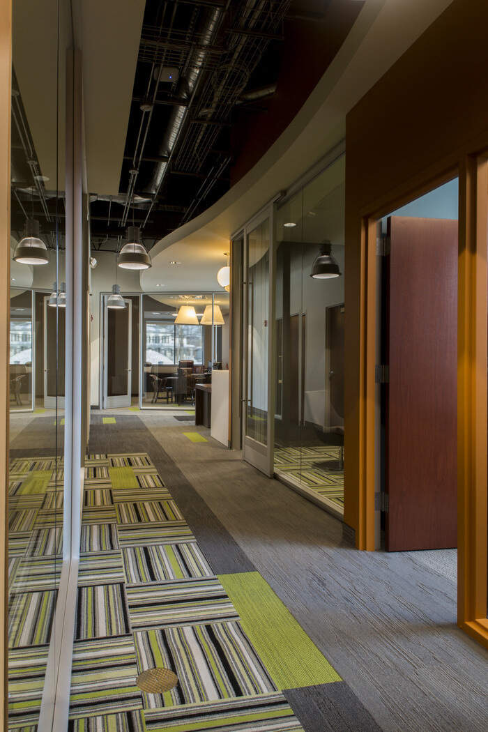世代银行办公室装修，创造温暖协作的环境