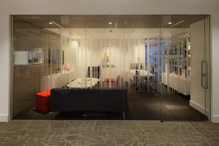 JKR办公室装修改造，显示出灯光柔和以及氛围和谐的感觉