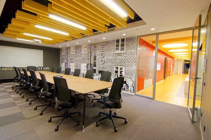 乐高办公室装修设计，采用双层玻璃提高舒适感