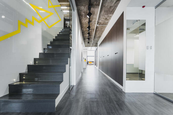 IND Architects办公室装修项目，突出工业怀旧效果