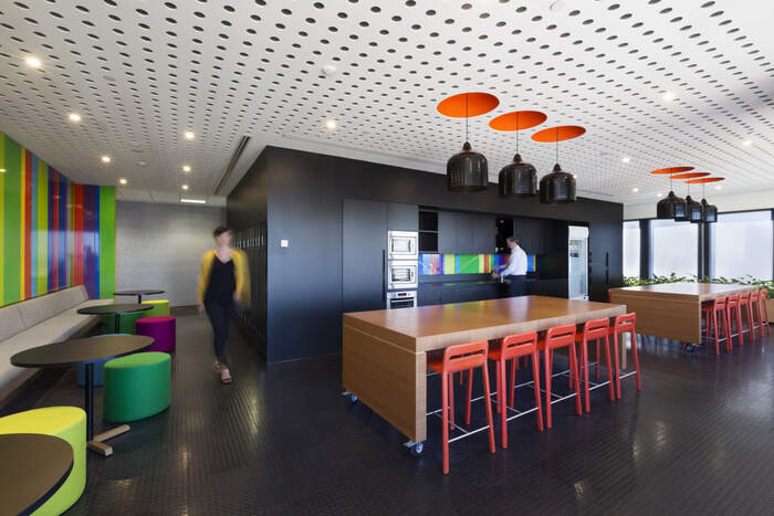 ACMA 办公室装修设计，呈现一个有趣而充满活力的办公环境