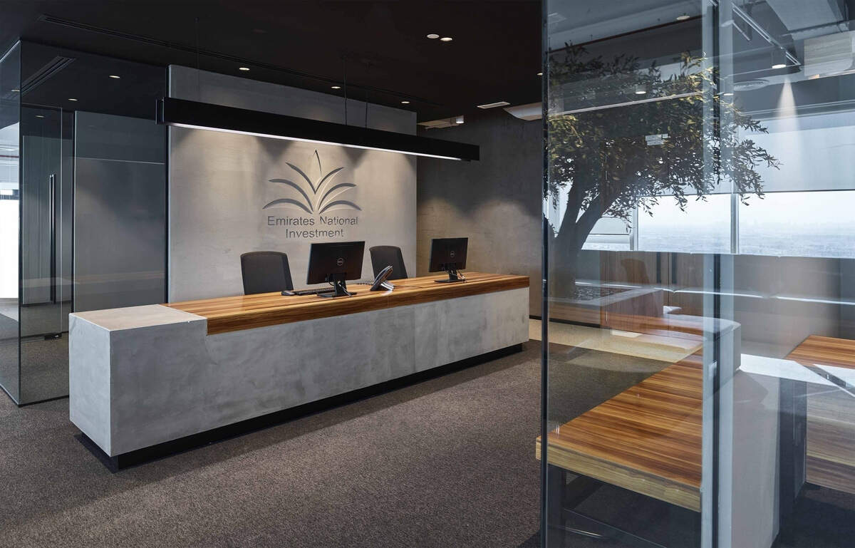 如何用柔和色彩的极简设计，创造出一个既优雅又工业化的办公室空间？