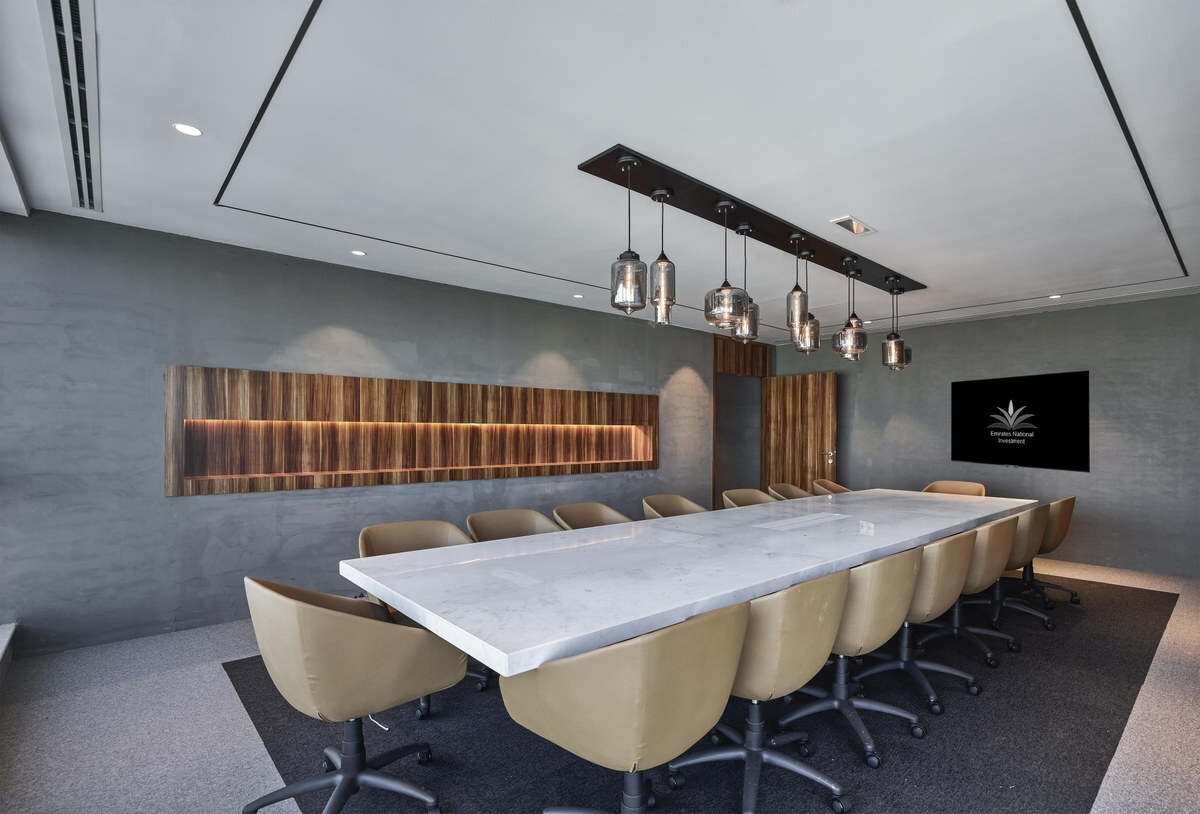 如何用柔和色彩的极简设计，创造出一个既优雅又工业化的办公室空间？