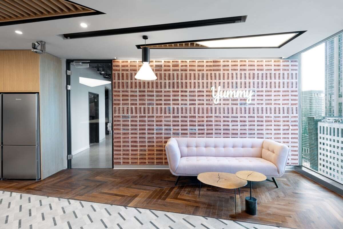 现代简约办公室装修设计，让整个空间年轻又高级。