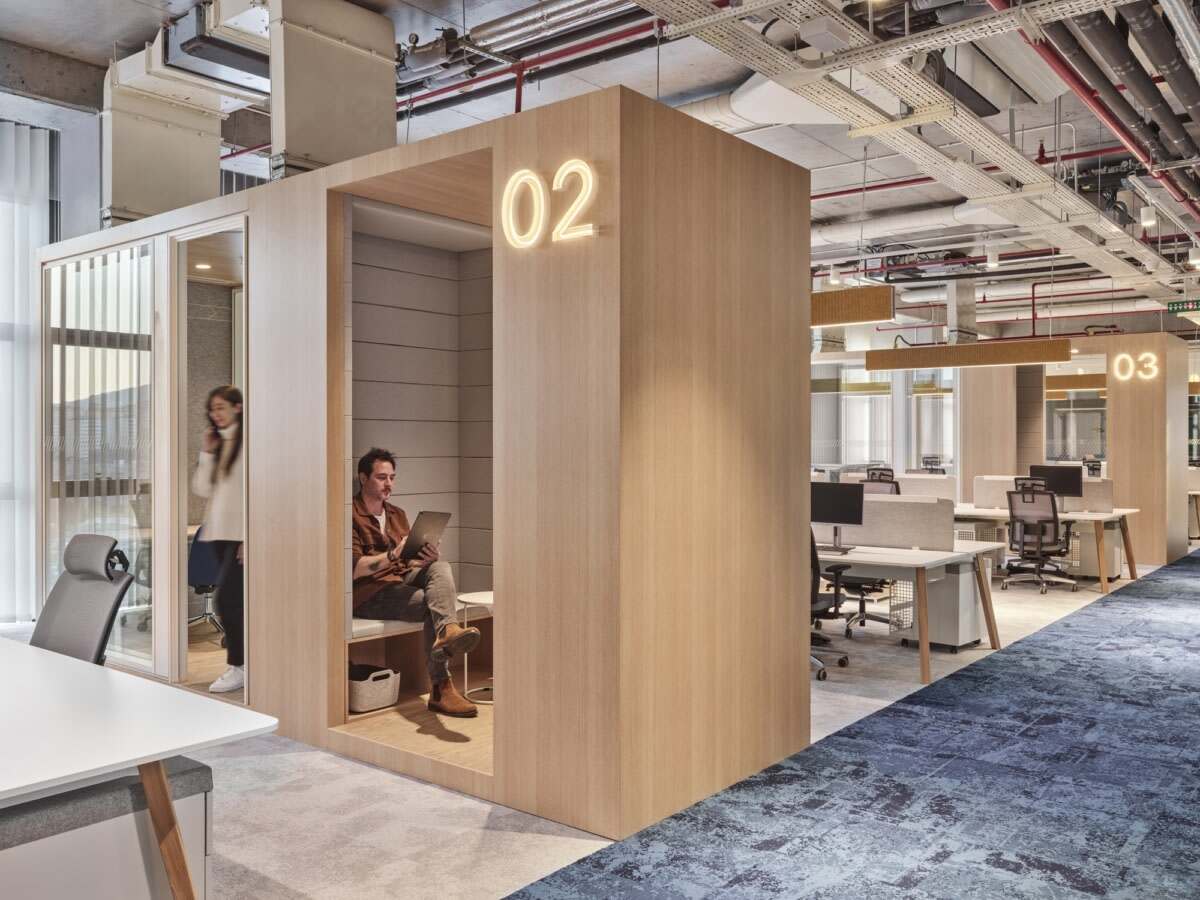 办公室设计中色彩如何搭配才能给人一种舒适自然的办公环境呢？