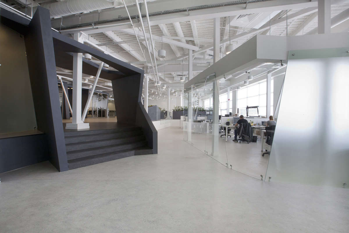 新的IPONWEB办公室装修项目，大型空间创造舒适环境