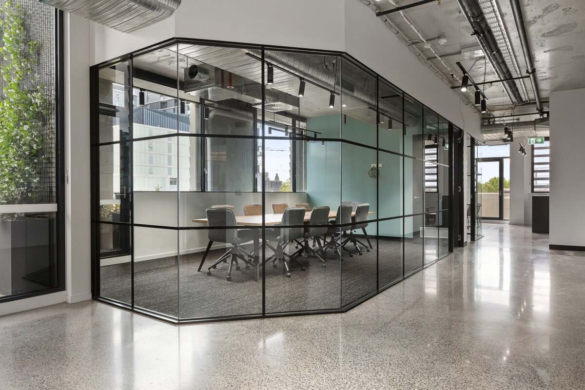 深圳办公室装修为什么喜欢采用玻璃隔断