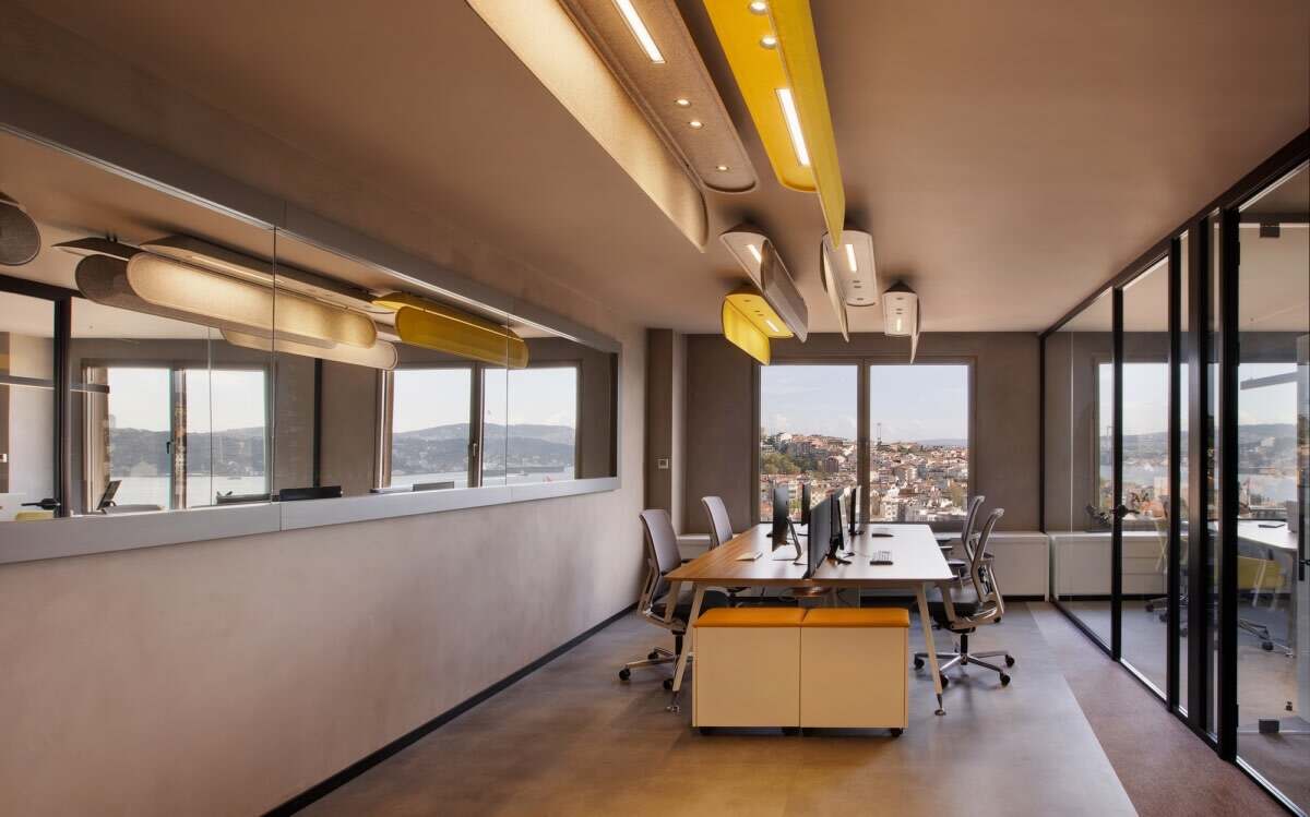 明亮的黄色色调营造出充满活力鼓舞人心的办公室环境
