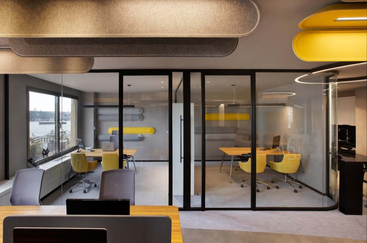 明亮的黄色色调营造出充满活力鼓舞人心的办公室环境