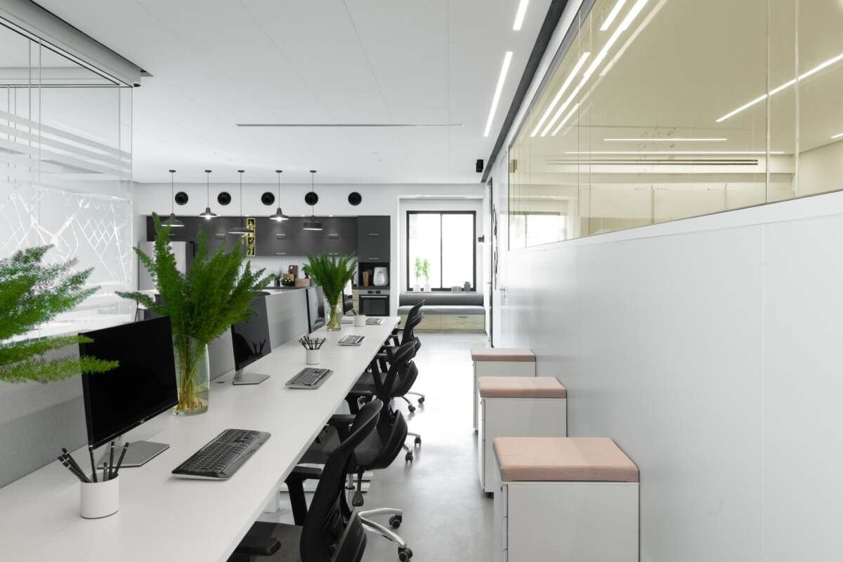 深圳办公室装修以纯白为主打造轻盈透亮的办公空间