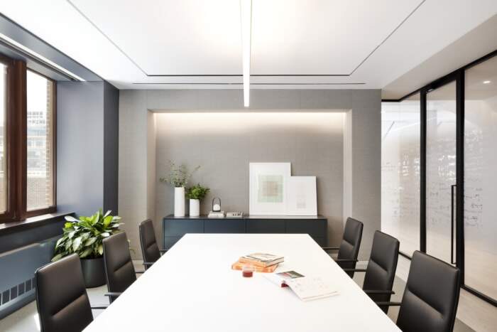 投资公司办公室装修设计，采用木制装修鲜艳效果