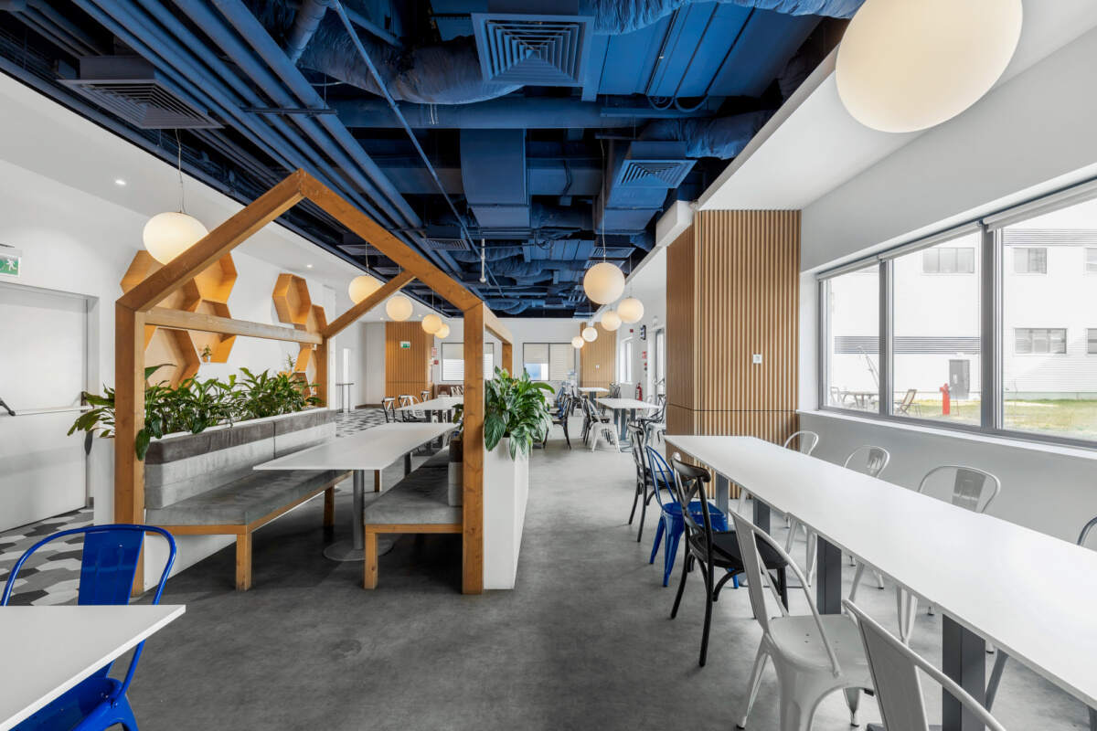 深圳办公室设计—冷白与冷蓝色调的搭配干净的轻盈感随之而来