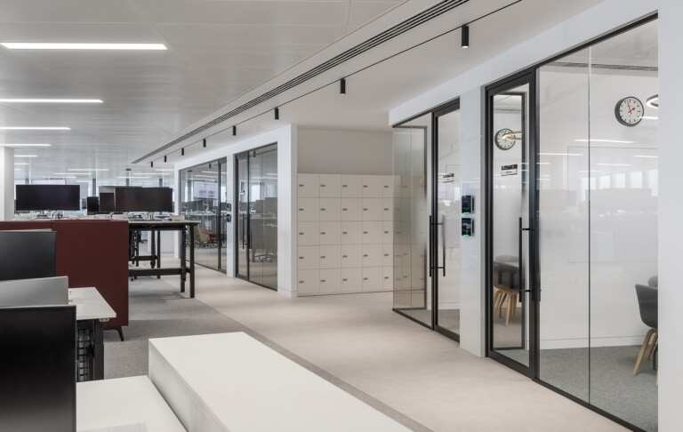 保险集团办公室装修设计，创造一个精致、热情、现代的空间