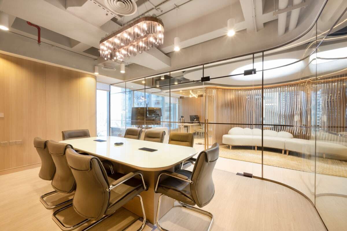 如何利用自然光和木材设计一个现代办公空间
