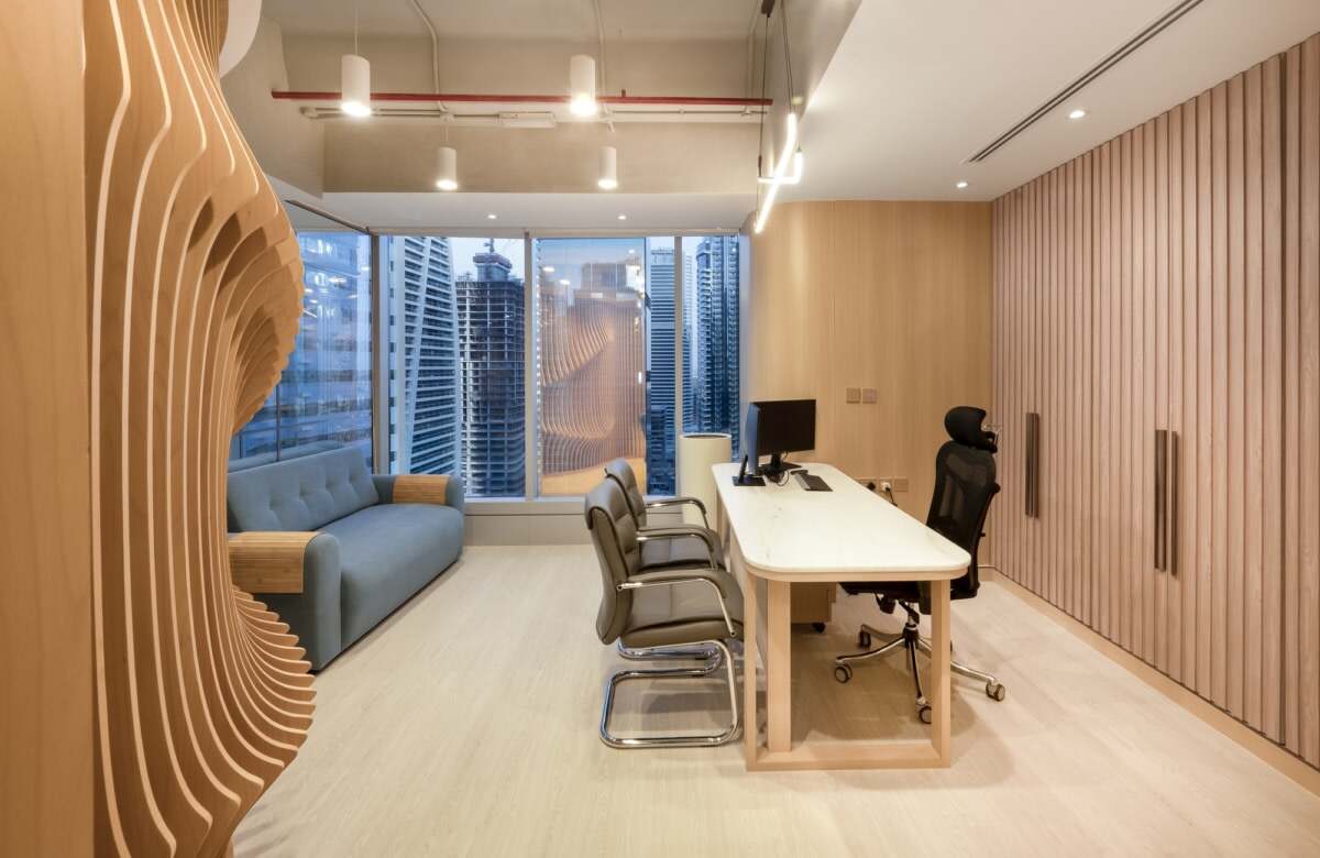 如何利用自然光和木材设计一个现代办公空间