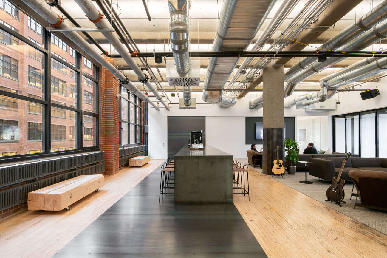 现代办公室装修设计，百叶窗装饰为空间带来美好环境