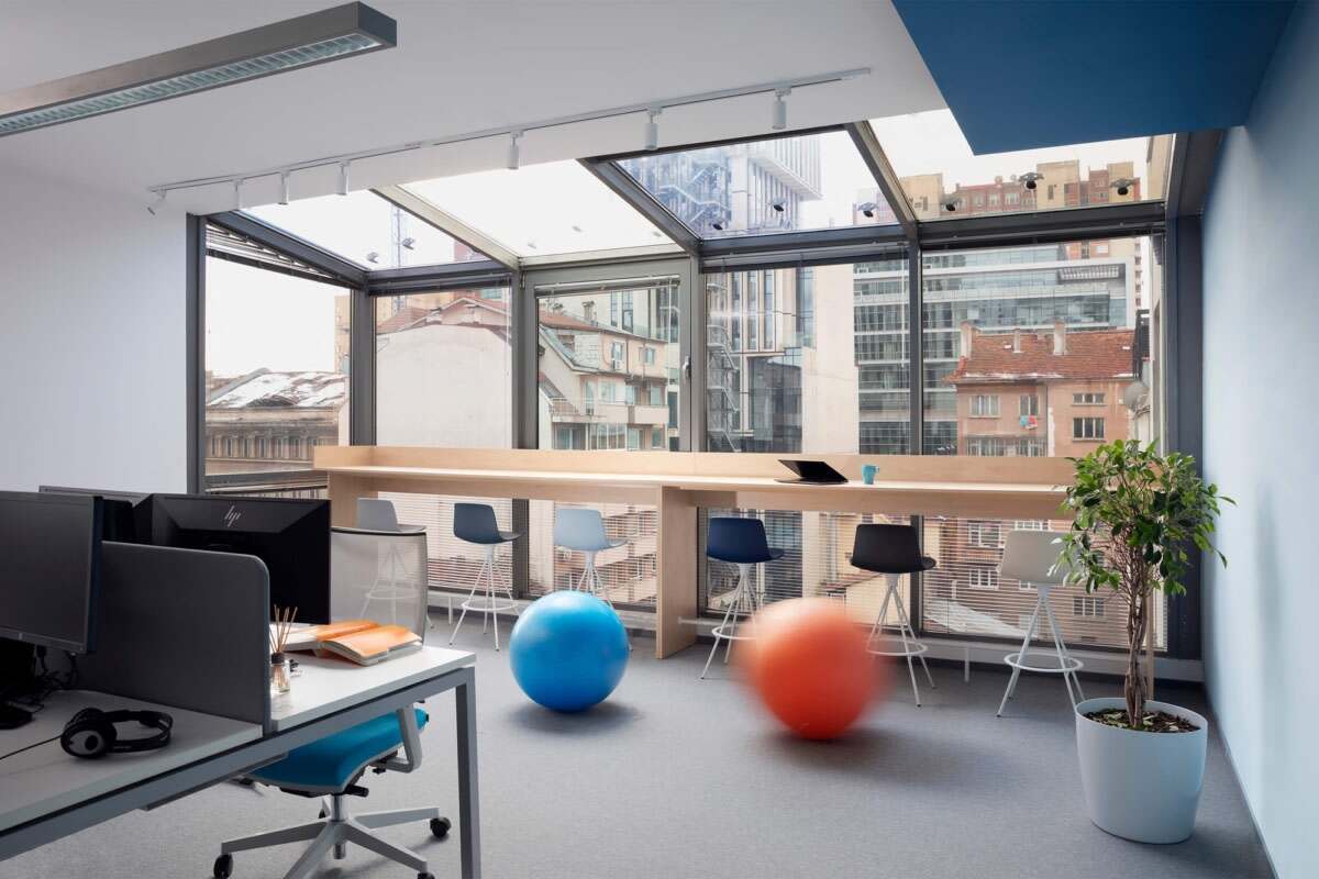 创造性的办公室空间分隔和布局设计