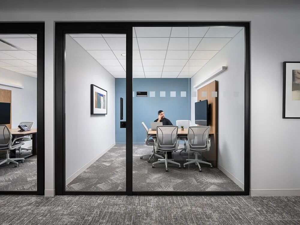 设计赏析 |黑白灰与静谧蓝这个组合，这就是办公室高级质感的秘诀