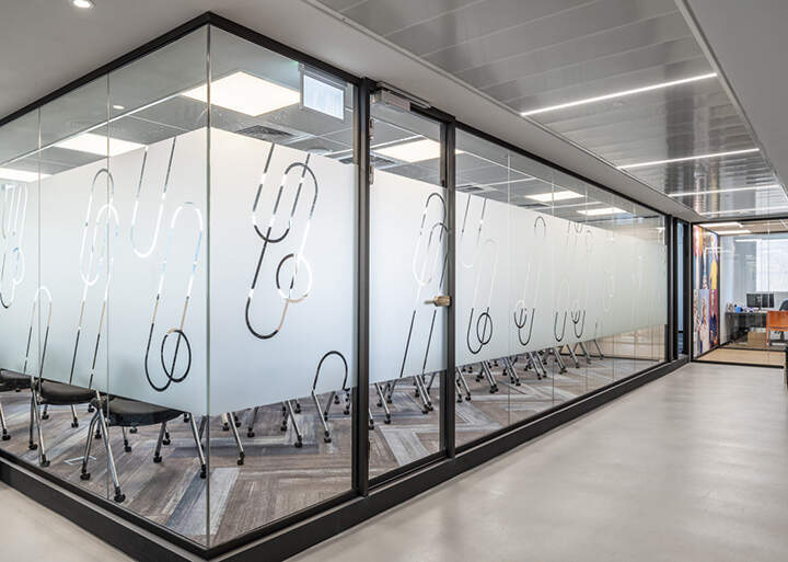 办公室装修设计如何使用玻璃隔断？