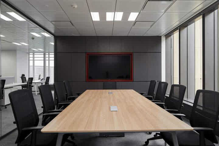 大型办公室装修效果，企业更注重灯光细节