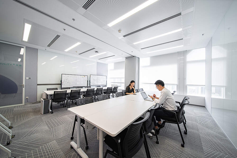 现代办公室装修融合科技与创新的工作空间