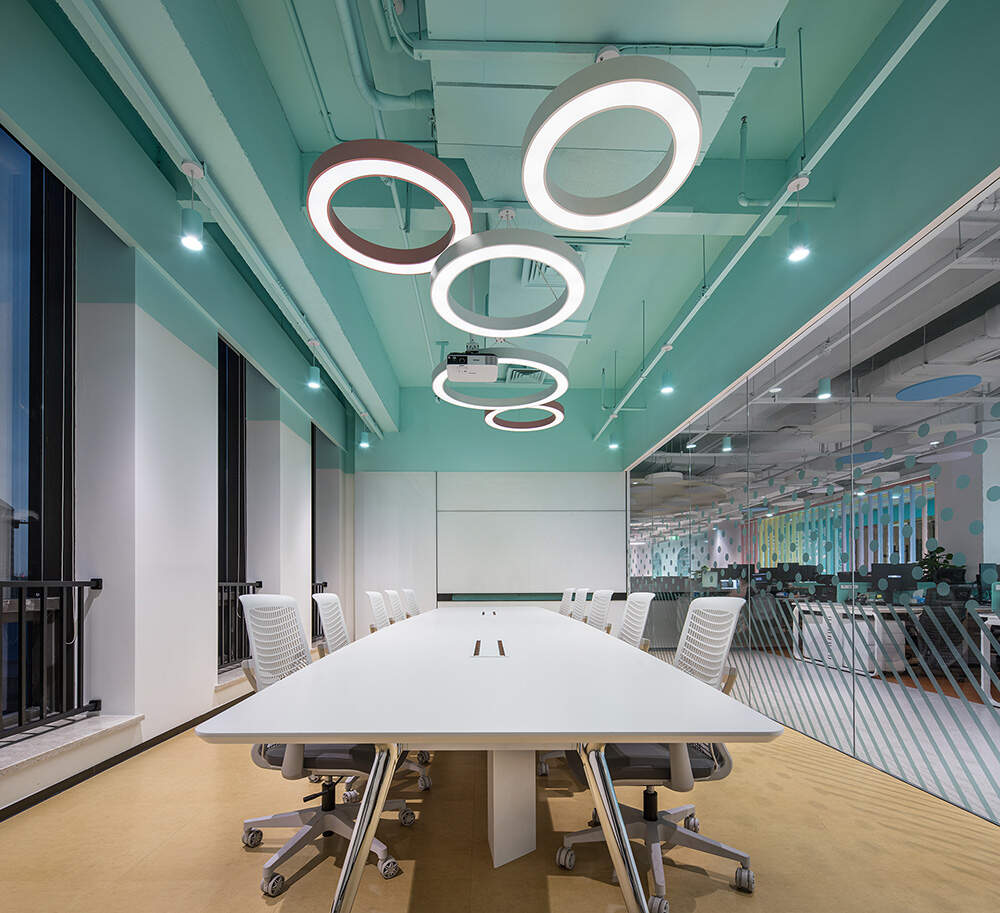 照明与色彩：打造舒适明亮的深圳办公室装修方案